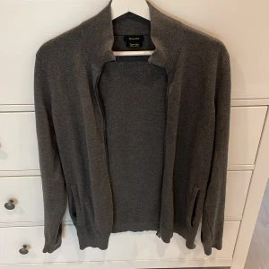 Massimo dutti zipupp - En fullzip ifrån Massimo dutti. Tröjan är sparsamt använd o är i extremt skönt material. Perfekt för en kallare sommardag.