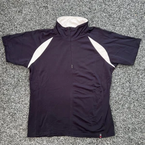 Oversized träningströja - Så snygg oversized träningströja från märket Abacus! I fint skick men saknar dragkedja på den ena fickan. Hör av dig vid frågor!💗