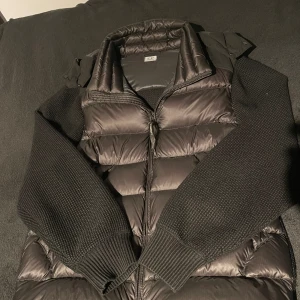 Cp company cardigan  - Säljer min cp company cardigan size 50/M Skick 9/10 Tar också byten Skriv vid frågor 