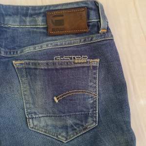 Säljer nu ett par jätte fina mörkblå G-jeans med två fina embroderier bak och fram. Byxorna är mid/lowrise och är i storlek w25l32💞