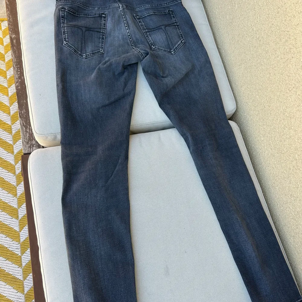 Hej säljer nu dessa oanvända tiger of Sweden jeans i storlek 30/32 i modellen pistelero (slim fit). De är svarta med en grå fade! säljer då de är för små för mig! Nypris är 1600kr. Jeans & Byxor.