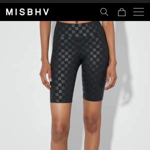 Svarta biker shorts från Misbvh som är stretchiga och har fint mönster på! Aldrig använd där lappen finns på!🔥Orginal priset (just nu är 110 euro) men säljs för 400.