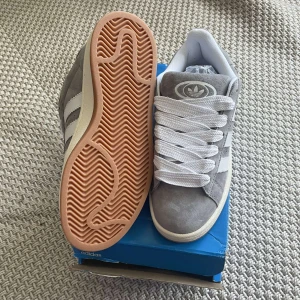 Adidas Campus 00 - Säljer dessa helt nya Adidas Campis 00s. 10/10 skicka då de är oanvända. Tveka inte att höra av dig vid fler frågor 