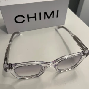 Chimi 04 clear  - Nu säljer jag mina Chimis, när jag köpte dessa tyckte jag det såg ut som de va mörkare toning i glaset. Men när jag fick fram dom så var de bara lite toning. Därav säljer jag dessa.  Priset är diskutertbart