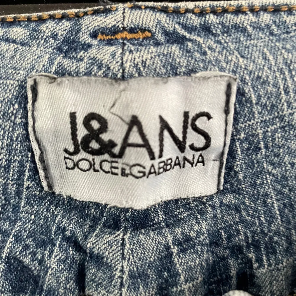 Säljer dom här super snygga lågmidjade jeansen då dom är för små för mig💓 Vet inte rikgit vilken storlek men kolla sista bilden💓En knapp är borta men det är lättlöst om man vill ha en 💓. Jeans & Byxor.
