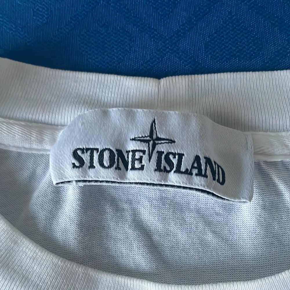 Knappt använd stone island t-shirt, skick 9/10. Nypris 1500. Pris kan diskuteras. . T-shirts.