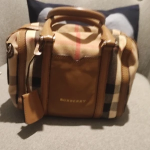 Burberry väska äkta - Handväska Burberry. Finns spår av användning. 