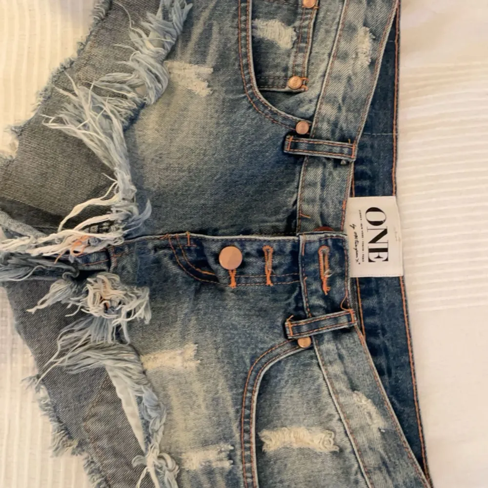 Jätte snygga jeansshorts från one teaspoon  Skulle säg att de passar storlek xs-s💞 Köpta här på Plick, tre sista bilderna är lånade💘 kostar runt 1000 nya. Shorts.