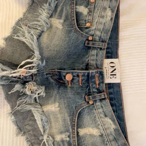 Jeansshorts - Jätte snygga jeansshorts från one teaspoon  Skulle säg att de passar storlek xs-s💞 Köpta här på Plick, tre sista bilderna är lånade💘 kostar runt 1000 nya