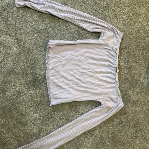 Tröja  - Offshoulder tröja i pastel lilla. Storlek M passar allt från XS-M. Inga defekter 