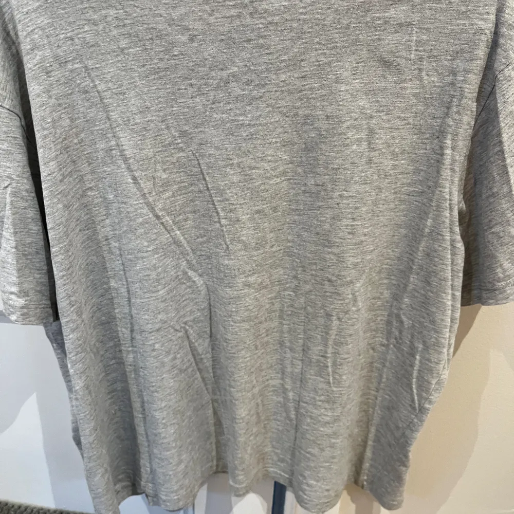Tråkig grå t-shirt med en text där det står boston. T-shirts.