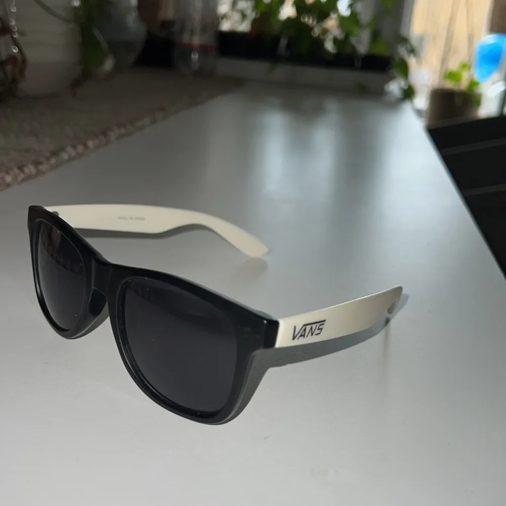 Ett par svart vita Vans solglasögon . Övrigt.