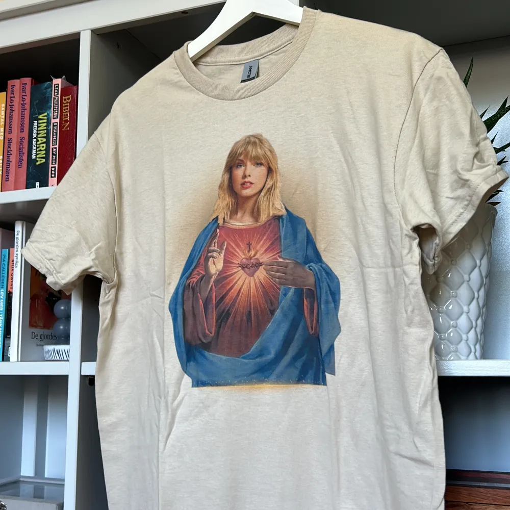 Taylor Swift tröja, aldrig använd. T-shirts.