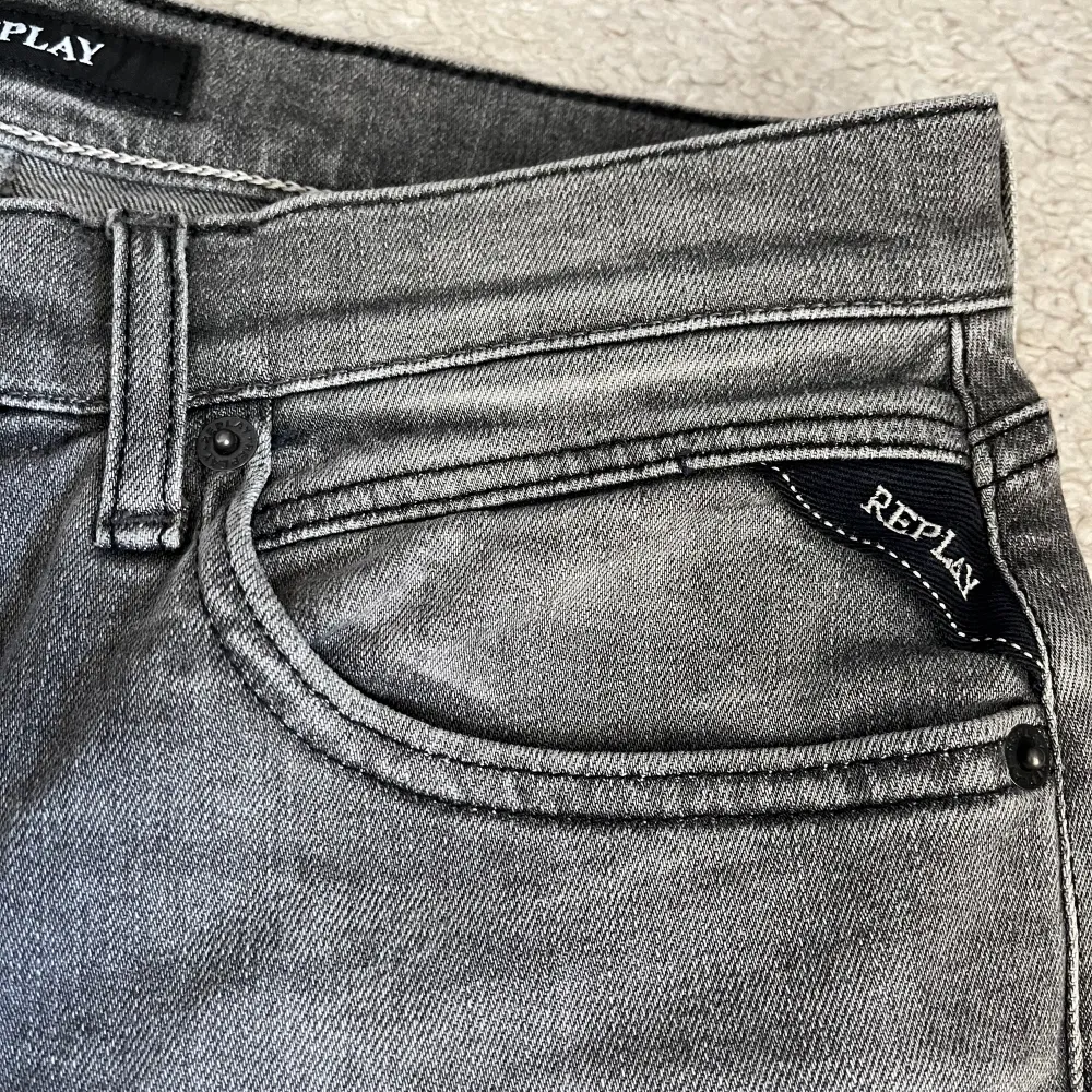 Riktigt snygga replay jeans i nyskick. Använda 1 gång. Nypris 700 mitt pris 349 så hälften, alltså riktigt bra pris. Hör av er vid frågor.. Jeans & Byxor.