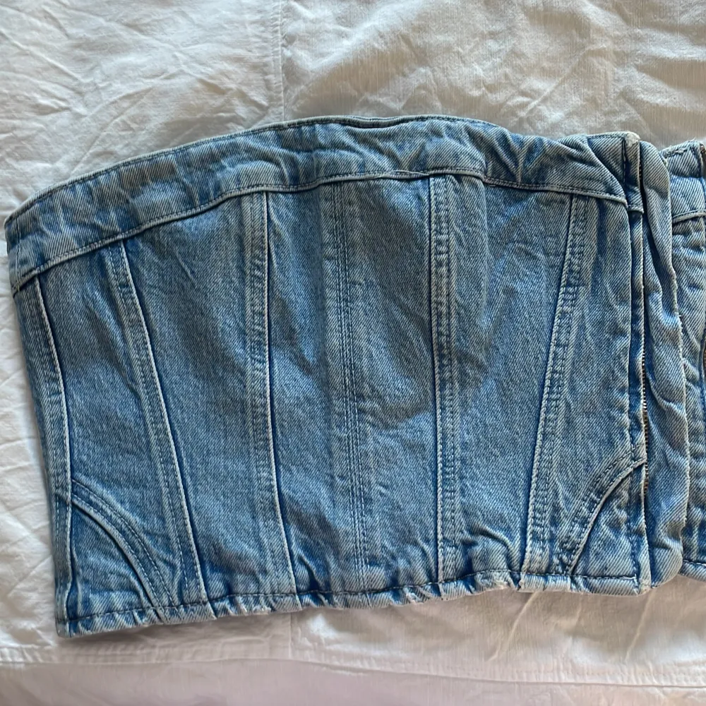 En oanvänd ljusblå jeans topp från zara. Den har bara inte kommit till användning för mig. . Toppar.