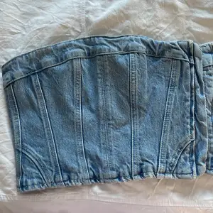 En oanvänd ljusblå jeans topp från zara. Den har bara inte kommit till användning för mig. 