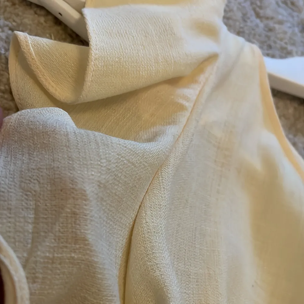 Så fin ljusgul blus med volanger från Zara (material polyester) . Perfekt till sommaren!🌼 Aldrig använd, Öppen detalj i ryggen  Storlek S men sitter som Xs. Blusar.