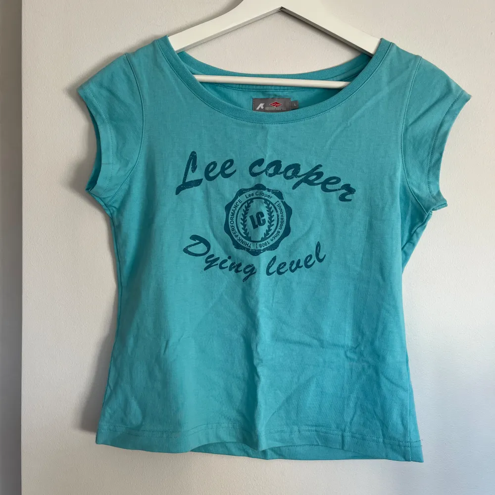 Jättefin ljusblå baby T-shirt från Lee i storlek L, men passar som en S/M 🩵. T-shirts.