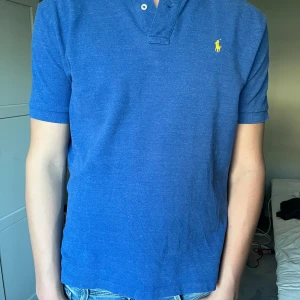 Ralph Lauren  - Ralph Lauren piké i storlek M. Skick 8/10, är 188cm. Kan sänka priset vid snabbt köp. Tveka inte på att höra av dig vid frågor.