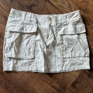 Cargokjol sparsamt använd! - Jättefin ljusbeige cargokjol från lager 157. Strl M men ganska liten, bara använd någon gång. Köparen står för frakten men skriv om ni undrar nåt💕