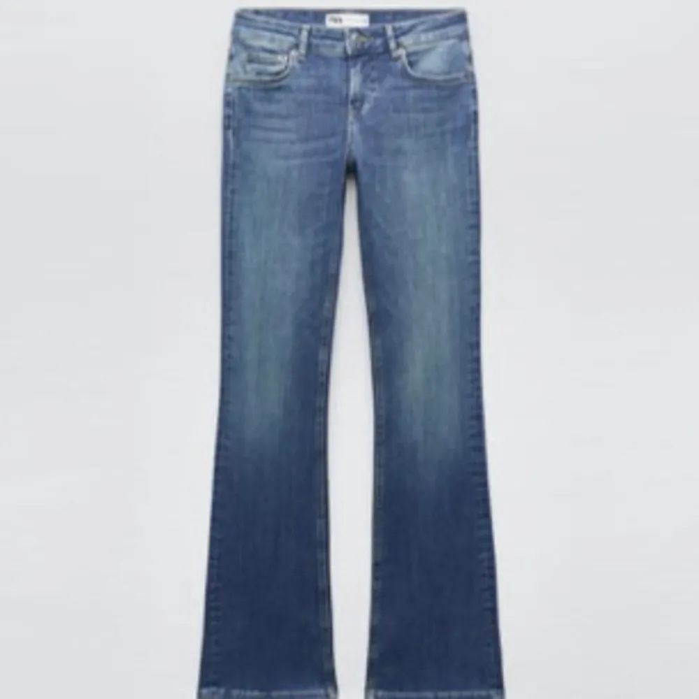 Säljer mina zara jeans då dom inte kommer till användning, de är bara använda några fåtal ggr. Kom privat för egna bilder. Jeans & Byxor.
