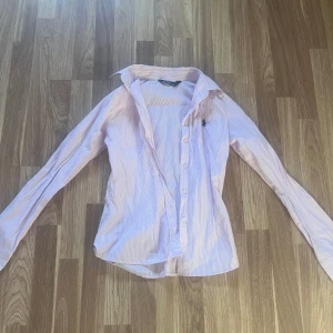 Ralph lauren skjorta - GE PRISFÖRSLAG VILL BLI AV MED FORT Rosa randig Ralph lauren skjorta stl. 34