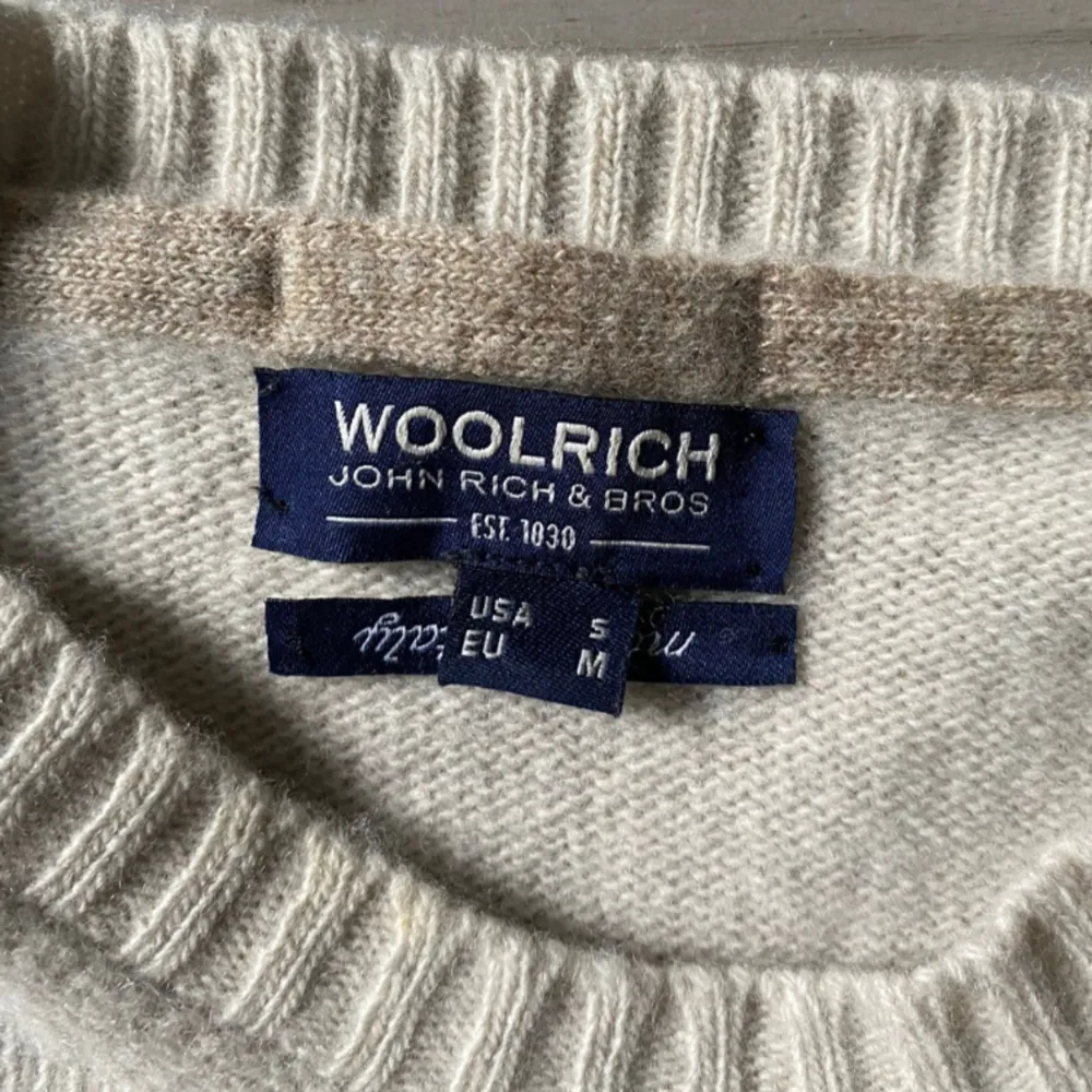 Vi säljer nu denna galet feta woolrich stickade tröjan. Perfekt till sommaren och är i toppskick. Stabil 8/10. Givetvis äkta. Bara hör av er vid frågor!!. Hoodies.