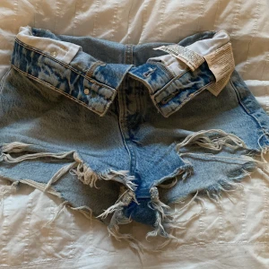 Zara jeans shorts  - Säljer as snygga shorts från zara, de är för små för mig tyvärr och vill ej ta bild på pågrund av den anledningen, storlek 34,xs-s  Köpare står för frakten och säljes via swish 