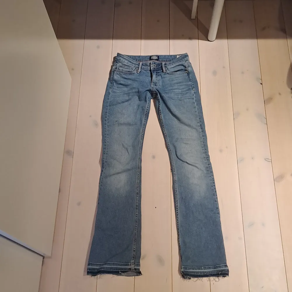Nya crocker jeans säljer då dom är för korta på mig. Dom ser staight ut men är mer åt boot cut hållet. Skulle passat perfekt på någon som är 165-168cm. Skriv gärna till mig innan ni trycker på köp nu❤️. Jeans & Byxor.