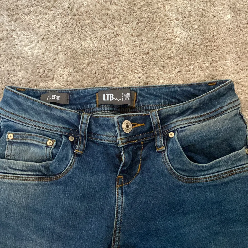 Intresse koll på mina LTB jeans har andvänt dom en gång💗💗 original pris tror jag var 829kr. Det är ”VALERIE” modellen i karlia wash. 💗. Jeans & Byxor.