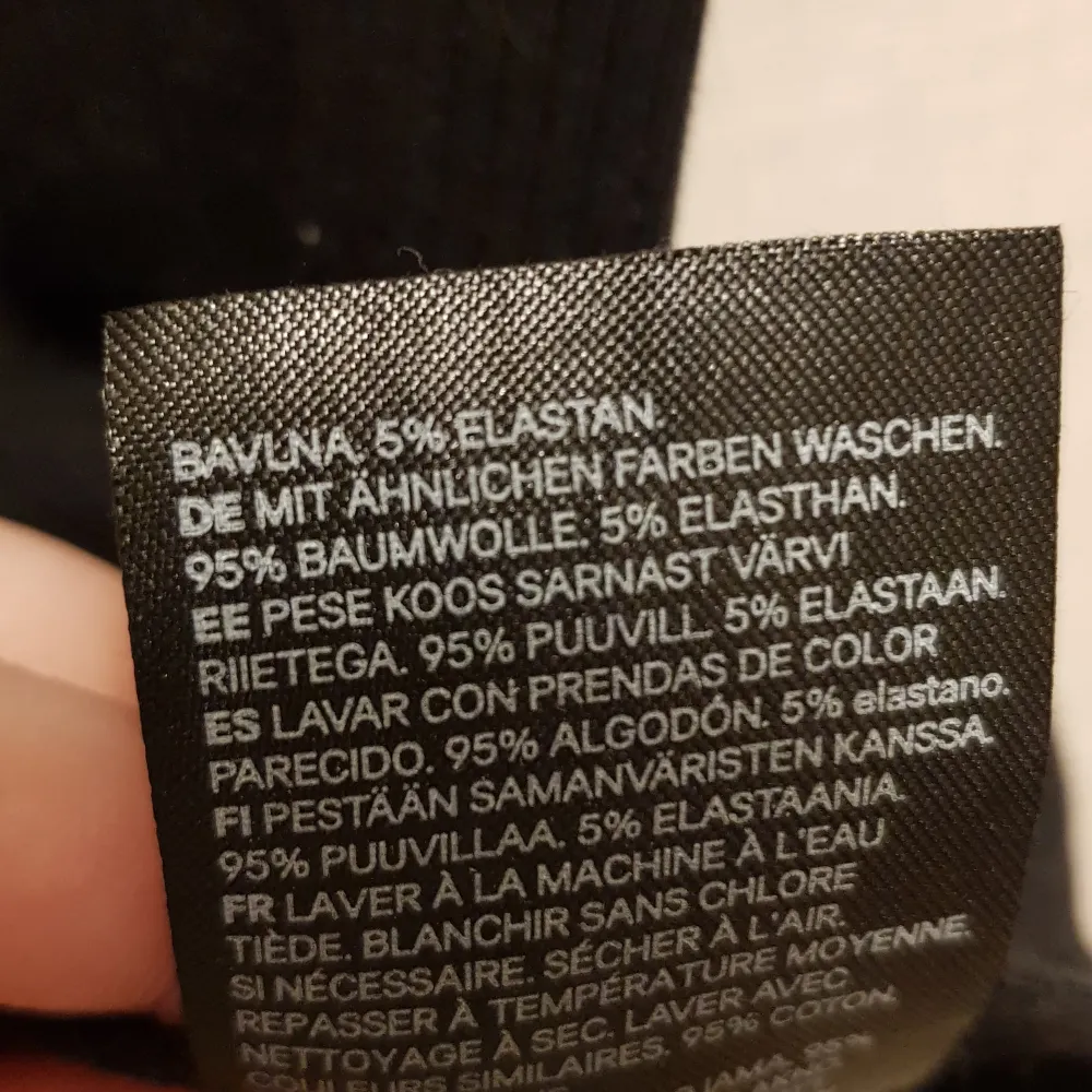 Halv polo klänning/tröja strl XS Svart Från H&M. Klänningar.