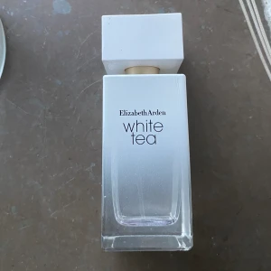 Elizabeth Arden White Tea 50 ml - Nypris 510. Använt ca 25%. Pris kan diskuteras vid snabb affär!🤍