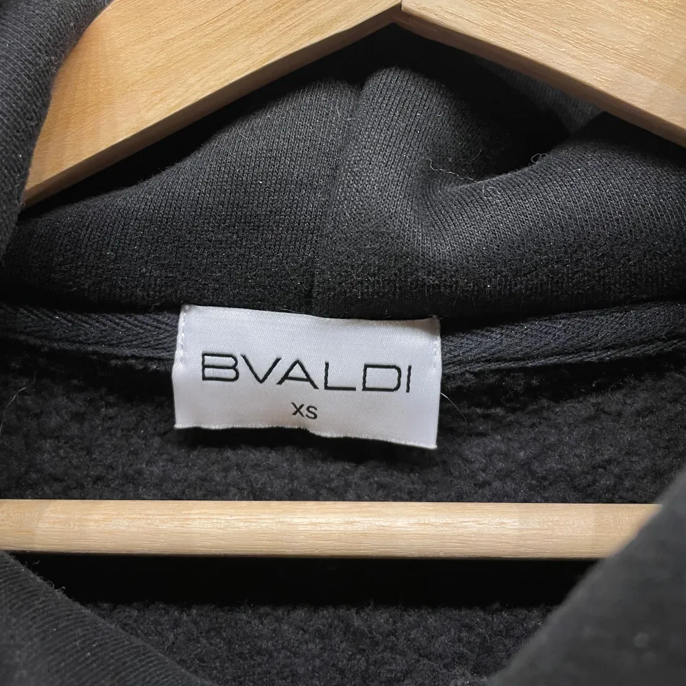 Säljer denna bvaldi hoodie pgr av att den passade dåligt på mig, den är helt ny köpt från bvaldi store på nätet för 1099, storlek xs . Hoodies.