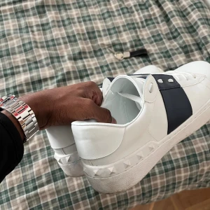 Valentino opens  - Ett par fräscha Valentinos i marinblå som ser helt nya ut. ( skick 9/10 ) skorna har mycket att ge inför sommaren. 