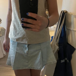 Trendig kjol - Lågmidjad volangkjol i jeans. Köpt för ett år sen men endast använd ett fåtal gånger. Säljer pga att jag ej använder den. Strl M men passar mig som vanligtvis bär S.