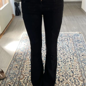 Svarta bootcut jeans - Super snygga svarta lågmidjade jeans från Lois!💞💞💞 Midjemått tvärs över är 33cm och Innerbenslängden är 80 cm🥰🥰 säljer dem eftersom armt de är ganska tajta i midjan för mig🥰🥰