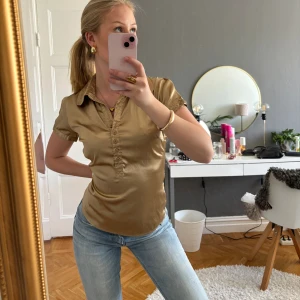 Guldig blus - Jättesnygg guldig blus! Bra skick⭐️