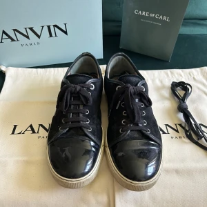 Lanvin - Hej! Jag säljer dessa tvär feta lanvins skorna i färgen svart nu perfekt att ha nu under sommaren! Sulan är lite sliten därav skick 3/10 men annars är de väldigt fina. Priset är ej hugget i sten så kontakta mig gärna vid frågor eller funderingar😊