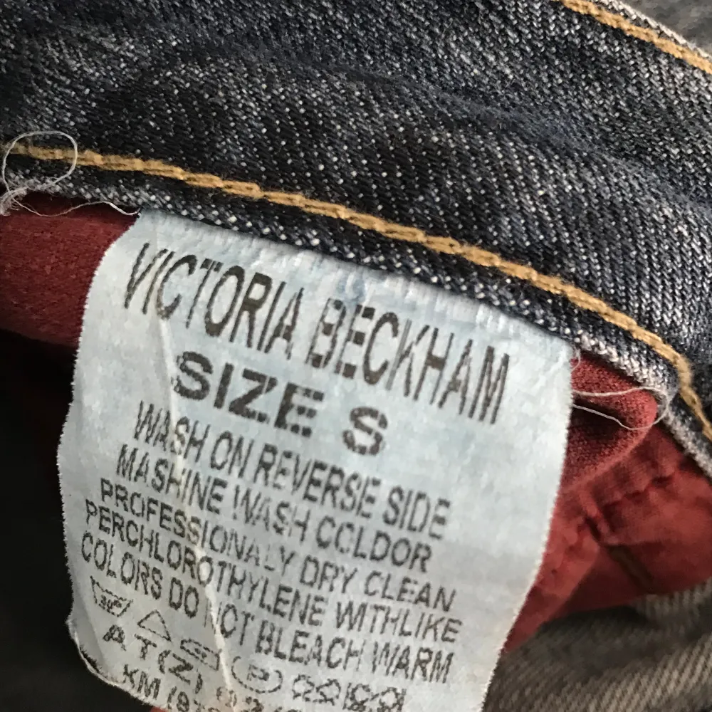 så snygg och unik Victoria Beckham lågmidjad kjol med rhinestones 💎fint skick. Storlek s men passar bra till xs, mått: 71 runt midjan, totallängd ca 31 cm. Kjolar.