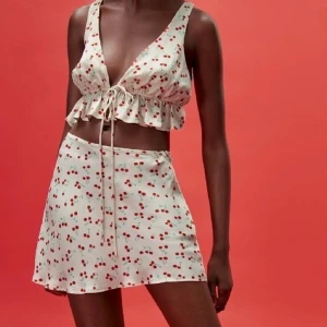 Zara kjol - Jättesöt kjol med körsbär på, den är i superlång material och perfekt till sommaren. Bara att skriva vid frågor 💞