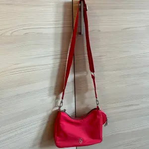 Röd becksöndergaard väska. Knappt använd, köpt för 2-3 år sedan. 