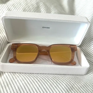 Chimieyewear glasögon - Tyvärr kommer dessa inte längre till användning därav säljer jag dem. Superfin färg!!! Glaset är spegelglas och skiftar lite i färg
