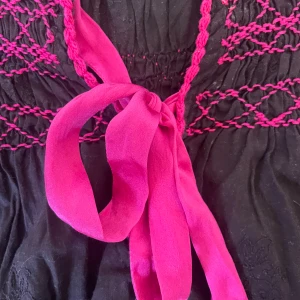 Blus - En oddmolly blus i mörklila med mönster och rosa broderingar och rosett. Mörkare lila färg i verkligheten😊Säljer för 80kr💜