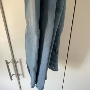Bootcut jeans - Ett par blå bootcut jeans från Only i storlek S. Skriv för mer info.🥰Köpta för ca 400kr. 