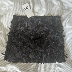 Kjol - Superfin kjol perfekt till fest!! Aldrig använd endast provad så helt ny med lappen kvar också!! Nypris 359 säljer för 150