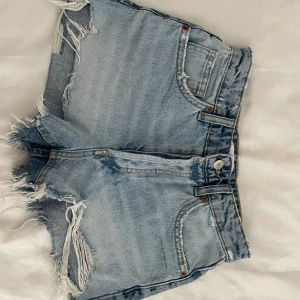 Jeans shorts zara - säljer dessa fina skjorta från zara eftersom de har blivit för små! i storlek 32 och medelhög midja😁 nypris 379kr