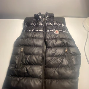 Moncler väst - En gammal Moncler väst, storlek xs/14y. Skicket är bra bara att fickorna inuti är sönder men det gör absolut ingenting! Skick: 8,5/10. 