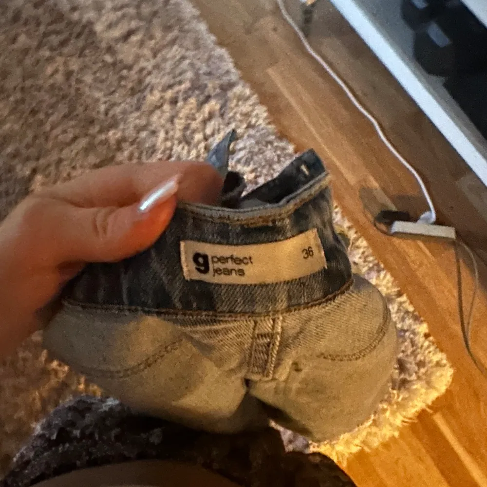 Nu säljer jag mina skit snygga mid waist jeans från Gina tricot i storlek 36, knappt använda. Tveka inte att fråga frågor 🥰. Jeans & Byxor.