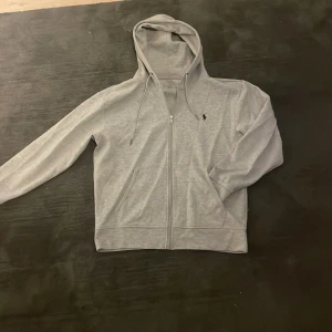 Ralph lauren zip hoodie - Säljer nu denna Ralph lauren zip hoodie då den ej kommer till användning!  Tröjan är storlek M och är i extremt bra skick! Hör av er för för info!