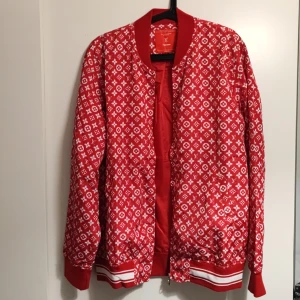 Supreme (Louis Vuitton) Jacka - Helt ny vår/sommarjacka i storlek xxl men känns som L  